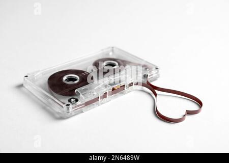 Cassetta musicale e cuore realizzati con nastro su sfondo bianco. Ascoltare la canzone d'amore Foto Stock