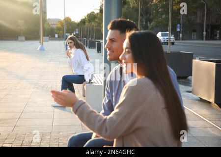 Geloso ex fidanzata spionare in coppia all'aperto Foto Stock