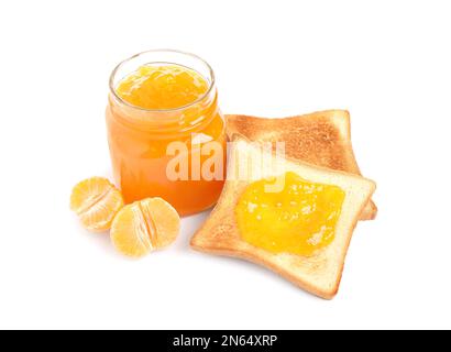 Tostatura con gustosa marmellata e mandarino fresco su sfondo bianco Foto Stock