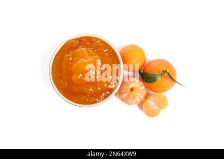 Ciotola di gustosa marmellata e di tangerini freschi su sfondo bianco, vista dall'alto Foto Stock