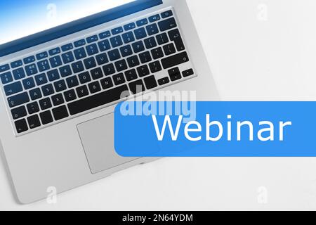 Webinar - formazione online progressiva. Moderno computer portatile sul tavolo, vista dall'alto Foto Stock