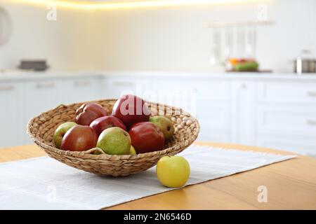 Mele e pere fresche mature su tavola in legno in cucina. Spazio per il testo Foto Stock