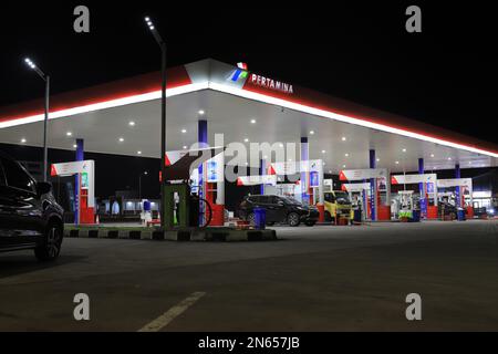 Ngawi, Indonesia - 05 marzo 2021. La stazione di servizio è di proprietà di Pertamina, una compagnia petrolifera statale indonesiana Foto Stock