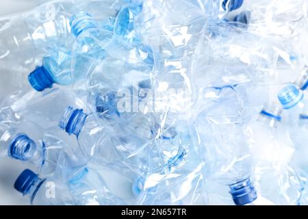 Molte bottiglie di plastica usate come fondo, primo piano. Problema di riciclaggio Foto Stock