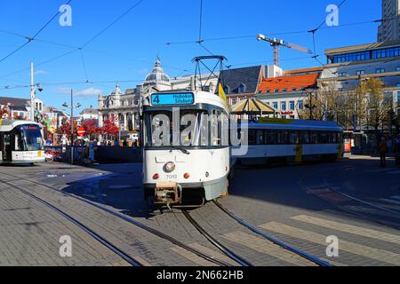 ANVERSA, BELGIO –18 OTT 2022- Vista di un tram sulla strada di Anversa, Belgio, parte della rete dei tram di Anversa. Foto Stock