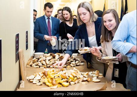 Washington, Stati Uniti. 09th Feb, 2023. Personale congressuale al primo incontro del Bagel Caucus durante la Giornata Nazionale del bagel & Lox negli Stati Uniti Capitol. Credit: SOPA Images Limited/Alamy Live News Foto Stock