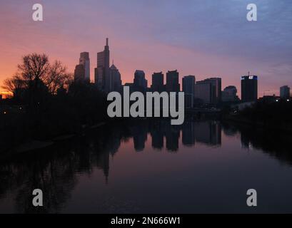 Lo skyline di Filadelfia si affaccia sull'alba sul fiume Schuylkill. Foto Stock