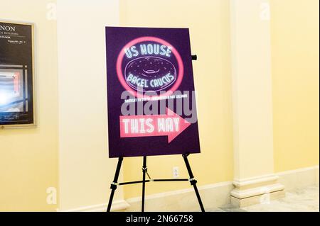 Washington, Stati Uniti. 09th Feb, 2023. Un cartello che dice 'US House bagel Caucus This Way' al primo incontro del bagel Caucus il giorno Nazionale del bagel & Lox negli Stati Uniti Capitol. Credit: SOPA Images Limited/Alamy Live News Foto Stock