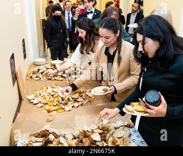 Washington, Stati Uniti. 09th Feb, 2023. Personale congressuale al primo incontro del Bagel Caucus durante la Giornata Nazionale del bagel & Lox negli Stati Uniti Capitol. Credit: SOPA Images Limited/Alamy Live News Foto Stock