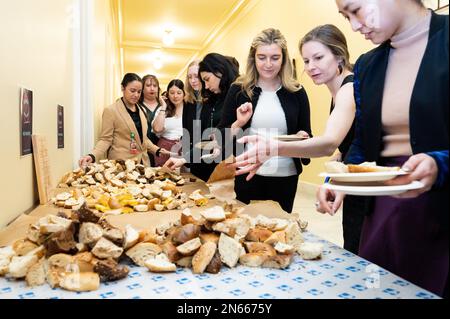 Washington, Stati Uniti. 09th Feb, 2023. Personale congressuale al primo incontro del Bagel Caucus durante la Giornata Nazionale del bagel & Lox negli Stati Uniti Capitol. Credit: SOPA Images Limited/Alamy Live News Foto Stock