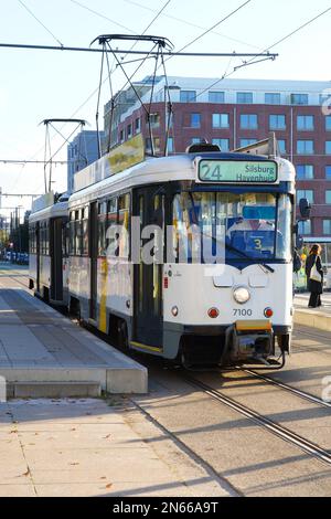 ANVERSA, BELGIO –18 OTT 2022- Vista di un tram sulla strada di Anversa, Belgio, parte della rete dei tram di Anversa. Foto Stock