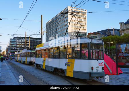 ANVERSA, BELGIO –18 OTT 2022- Vista di un tram sulla strada di Anversa, Belgio, parte della rete dei tram di Anversa. Foto Stock
