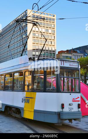 ANVERSA, BELGIO –18 OTT 2022- Vista di un tram sulla strada di Anversa, Belgio, parte della rete dei tram di Anversa. Foto Stock