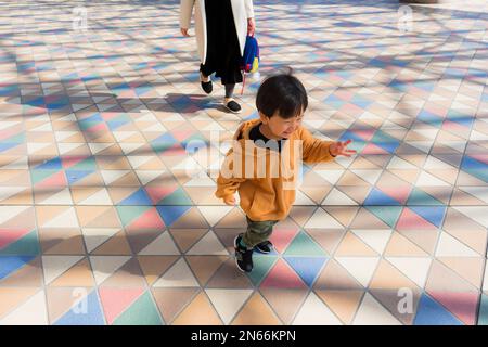 Ragazzo sorride al parco divertimenti Korakuen, 3 anni, Korakuen, Bunkyo Ku, Tokyo, Giappone, Asia orientale, Asia Foto Stock