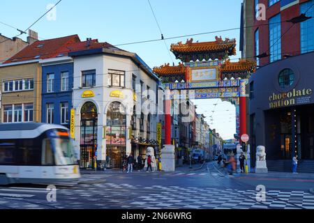 ANVERSA, BELGIO –18 OTT 2022- Vista di un tram sulla strada di Anversa, Belgio, parte della rete dei tram di Anversa. Foto Stock