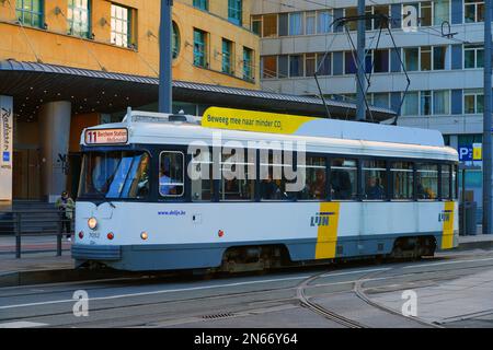 ANVERSA, BELGIO –18 OTT 2022- Vista di un tram sulla strada di Anversa, Belgio, parte della rete dei tram di Anversa. Foto Stock