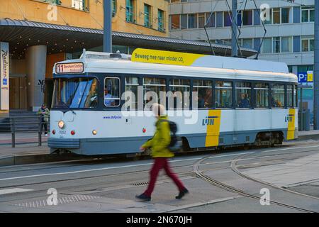 ANVERSA, BELGIO –18 OTT 2022- Vista di un tram sulla strada di Anversa, Belgio, parte della rete dei tram di Anversa. Foto Stock