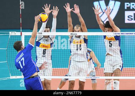 Simone Gianelli, Gianluca Galassi, Alessandro Michieletto (Italia); Trevor Clevenot (Francia). Campionato del mondo di pallavolo 2022. Quarti di finale Foto Stock