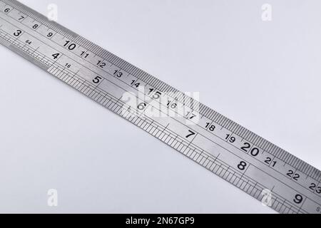 Ferro Ruler isolato sfondo bianco. L'unità è in centimetri e pollici. Foto Stock