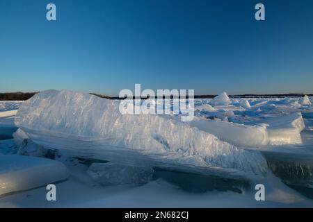 Il fiume Saint Lawrence si è surgelato con grandi pezzi di ghiaccio, inverno, Morrisburg, Ontario Foto Stock