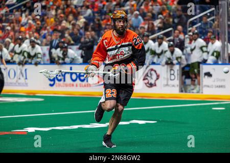 4th febbraio 2023: Steve Priolo, difensore di Buffalo Bandits (23) corre con la palla nel terzo trimestre contro i Rochester Knighthawks. I Buffalo Bandits hanno ospitato i Rochester Knighthawks in una partita della National Lacrosse League al KeyBank Center di Buffalo, New York. (Jonathan Tenca/CSM) Foto Stock