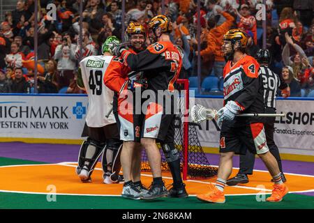 4th febbraio 2023: Buffalo Bandits avanti Brandon Robinson (73) e Dalton Sulver transitorio (27) festeggiano dopo aver segnato un gol nel terzo trimestre contro i Rochester Knighthawks. I Buffalo Bandits hanno ospitato i Rochester Knighthawks in una partita della National Lacrosse League al KeyBank Center di Buffalo, New York. (Jonathan Tenca/CSM) Foto Stock