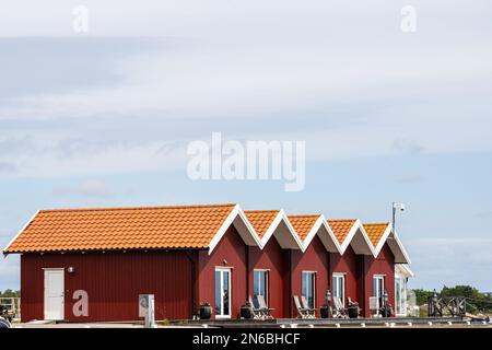 Una vista aerea delle cabine rosse in spiaggia Foto Stock