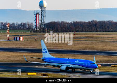 schwechat, austria, 09 febbraio 2023, PH-BXB KLM Royal Dutch Airlines Boeing 737-800 dopo l'atterraggio all'aeroporto internazionale di vienna Foto Stock