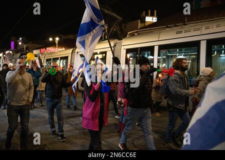 Israele. 09th Feb, 2023. I manifestanti marciano sulla ferrovia leggera. Houndred ha manifestato contro il nuovo governo di destra israeliano e la revisione giudiziaria a Gerusalemme. Feb 9th 2023. (Foto di Matan Golan/Sipa USA). Credit: Sipa USA/Alamy Live News Foto Stock