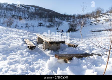 Giochi invernali con neve. Snowman e luogo di riposo. Neve sulle montagne croate. Foto Stock