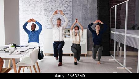 Buon giovane businesspeople che fa l'esercitazione di stretching in ufficio Foto Stock
