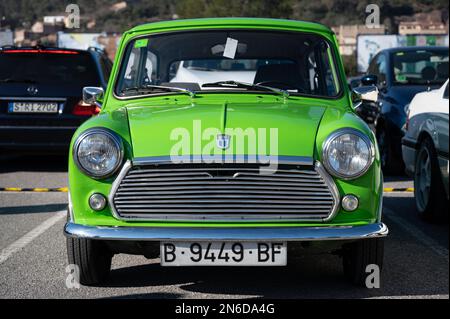 Un classico Mini di colore verde parcheggiato in strada Foto Stock