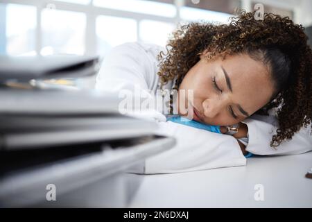 Scienza, stanco e scienziato che dormono in laboratorio dopo aver lavorato a esperimenti, test o ricerche sull'innovazione. Donna esausta, burnout e professionale Foto Stock