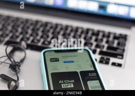 ChatGPT Sito web aperto ai chatbot su uno smartphone. Kiev, Ucraina - 06 febbraio 2023 Foto Stock