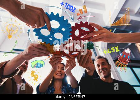 Lavoro di squadra di uomini d'affari lavorano insieme e combinano pezzi di ingranaggi Foto Stock