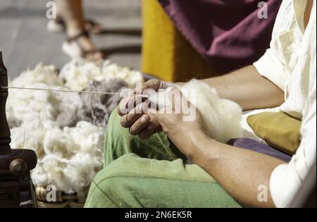 Particolare della vecchia tradizione che lavora con la lana, fatta a mano Foto Stock