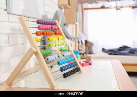 Colorato abaco giocattolo sul tavolo nella stanza dei bambini. Spazio per il testo Foto Stock