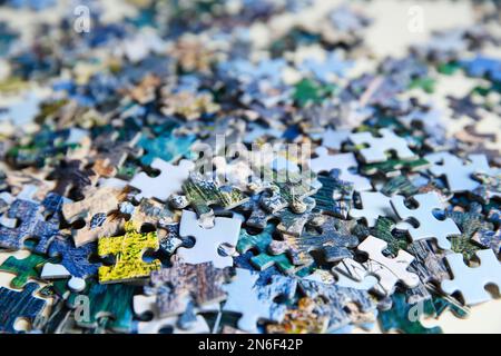 Puzzle pezzi su tavolo, vista primo piano Foto Stock