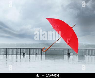 Ombrello aperto soffiato da vento busto all'aperto Foto Stock