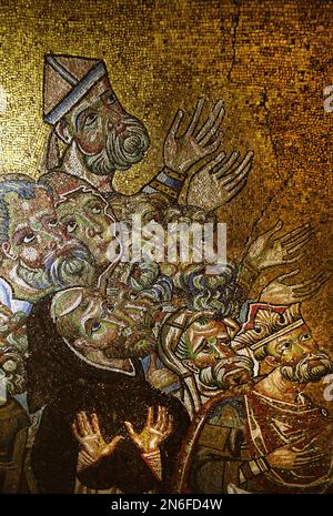 L'Ostia dei Santi, particolare della sezione della Resurrezione, uno dei mosaici che adornano la cupola di San Il Battistero di Giovanni (San Giovanni), una delle chiese più antiche di Firenze, Italia, il 8 febbraio 2023. I mosaici hanno subito infiltrazioni di acqua piovana, e sono stati danneggiati anche dai terremoti e dall'alluvione che ha devastato la città nel 1966. Il soffitto a mosaico del Battistero di Firenze, un insieme di mosaici che coprono la cupola interna e le absidi, è uno dei cicli più importanti di mosaici italiani medievali, creati tra il 1225 e circa il 1330 su disegno di Major Florent Foto Stock