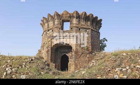 Torre di Guarda rovinata di Rahatgarh Fort, Sagar, Madhya Pradesh, India. Foto Stock