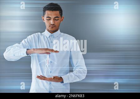 Dottore, ologramma del corpo e grafico medico dell'ai con un uomo indiano che tiene i dati futuristici dell'ospedale. Simulazione, operatore sanitario e benessere professionale Foto Stock