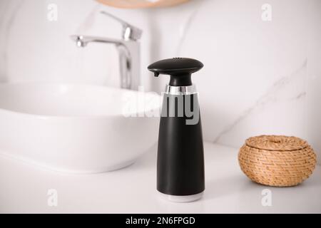 Moderno dispenser automatico di sapone sul piano del bagno Foto stock -  Alamy