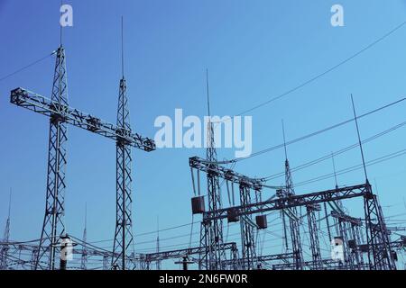 Moderna sottostazione elettrica nelle giornate di sole, vista ad angolo basso Foto Stock