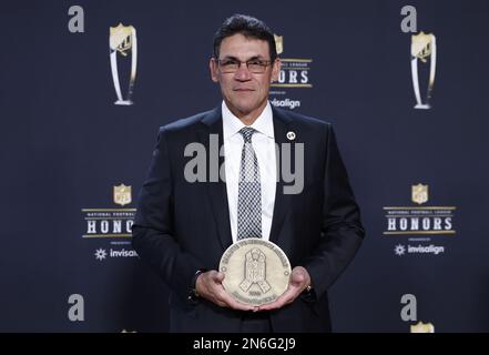 Phoenix, Stati Uniti. 08th Feb, 2023. Ron Rivera arriva sul tappeto rosso ai 12th onori annuali della NFL a Phoenix, Arizona, giovedì 9 febbraio 2023. I Philadelphia Eagles suoneranno i Kansas City Chiefs nel Super Bowl LVII allo state Farm Stadium di Glendale, Arizona, domenica 12th febbraio 2023. Foto di John Angelillo/UPI Credit: UPI/Alamy Live News Foto Stock