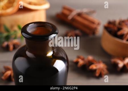 Anizzare l'olio essenziale in bottiglia sulla tavola, primo piano. Spazio per il testo Foto Stock