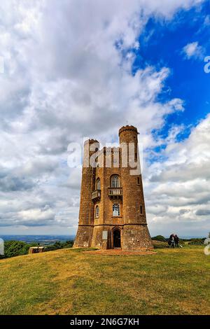 Torre di osservazione di Broadway su una collina, Beacon Hill, Broadway, Cotswolds, Worcestershire, Inghilterra, Regno Unito Foto Stock