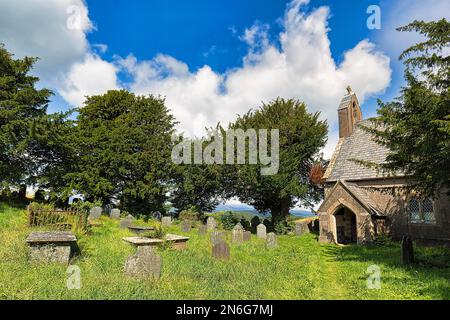 Antiche lapidi in un prato, cimitero, chiesa di San Garmons, Capel Garmons, Conwy, Galles, Gran Bretagna Foto Stock