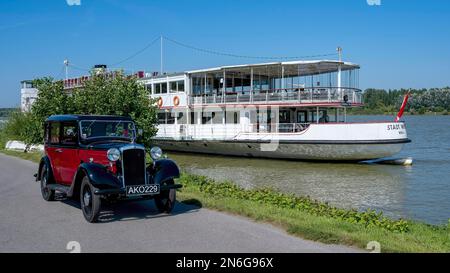 Auto d'epoca Hillman Minx costruita 1933, 3 marce, 1, cilindrata 185 cc, 4 cilindri, 30 cv, peso 950 kg, davanti alla nave per eventi MS Stadt Wien, Austria Foto Stock