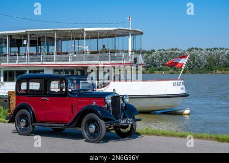 Auto d'epoca Hillman Minx costruita 1933, 3 marce, 1, cilindrata 185 cc, 4 cilindri, 30 cv, peso 950 kg, davanti alla nave per eventi MS Stadt Wien, Austria Foto Stock